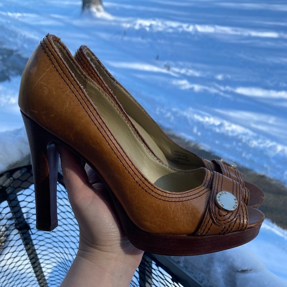 Michael Kors Tan Leather Open Toe Wooden Heels with Gold Logo Button - Picture 1 of 17